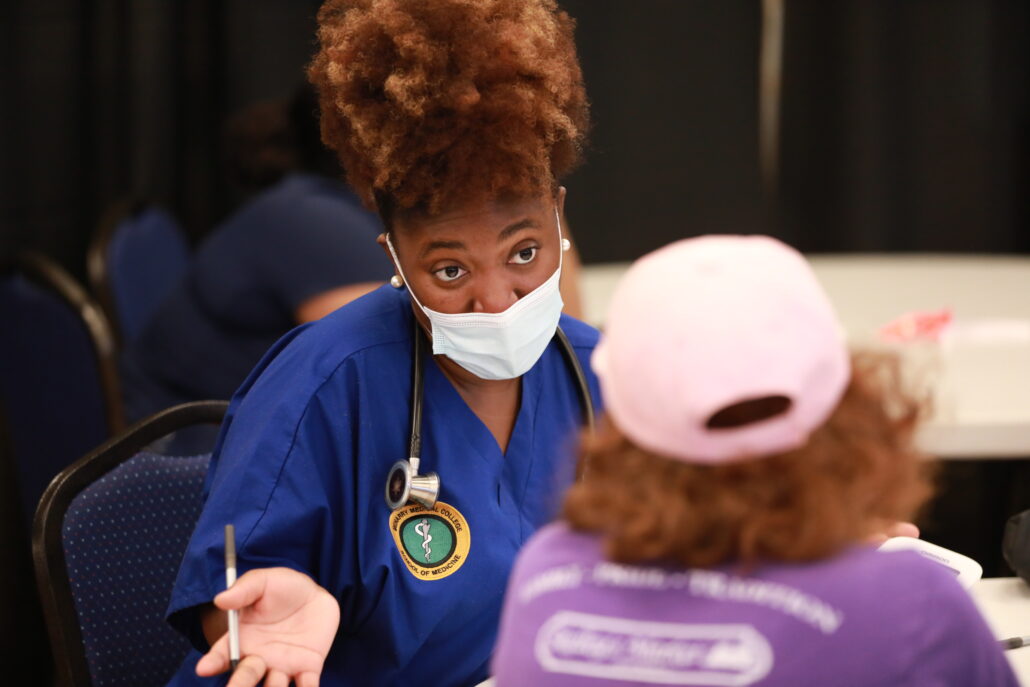 SOM student at clinic