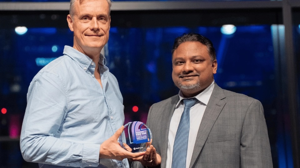 Dr.Singhal accepting th Global CDO 100